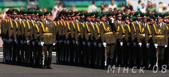 А я люблю военных, красивых, здоровенных